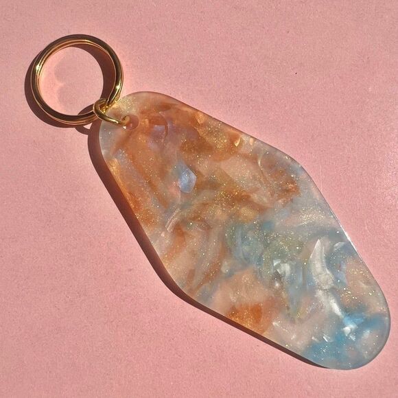 Leo Engraved Gold Glitter Resin Horoscope Motel Keychain - Picture 4 of 5